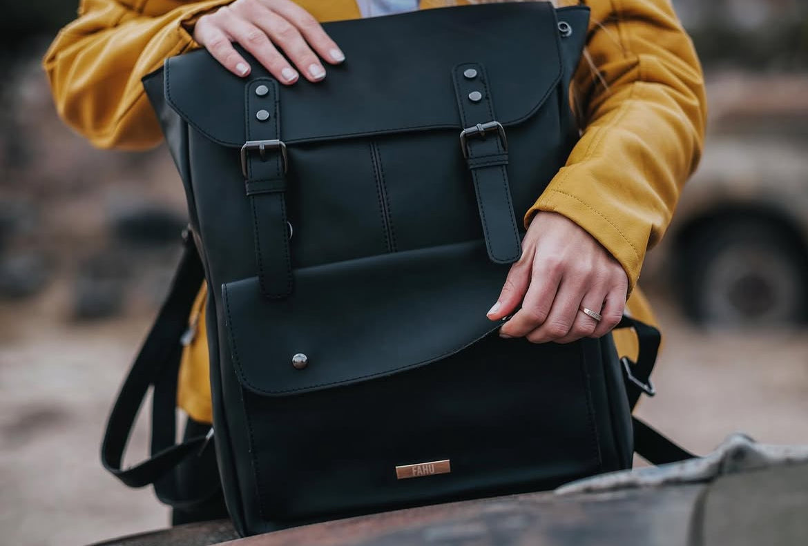 PREVENTA Mochila Unisex Petra Negro (Recibe entre 29/12 y 31/12)