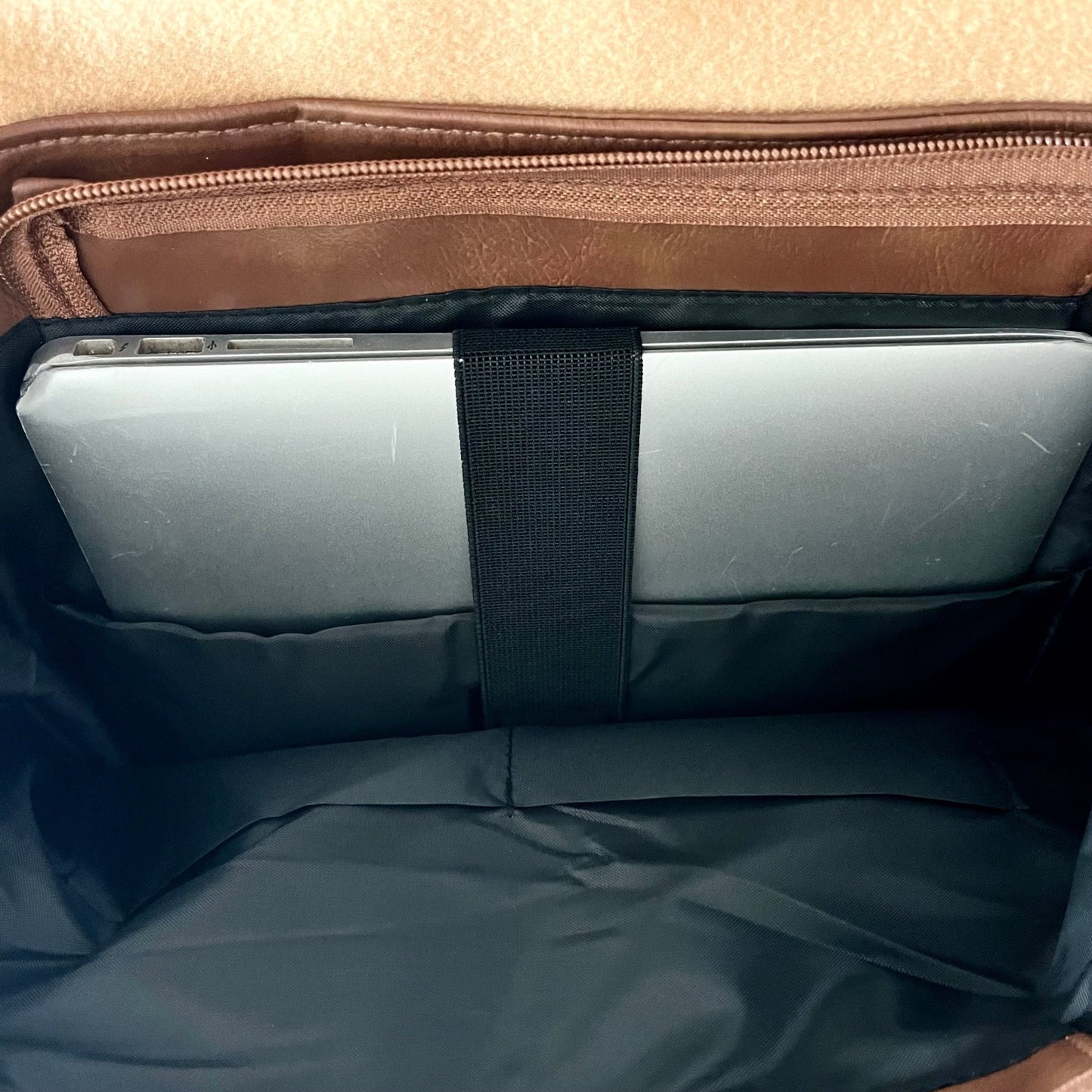 VIENA CAMEL – Mochila Urbana Vintage con espacio para notebook - FAHU
